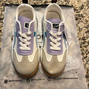 De Florance sneakers size 38. Brand new. Very stylish and comfortable!